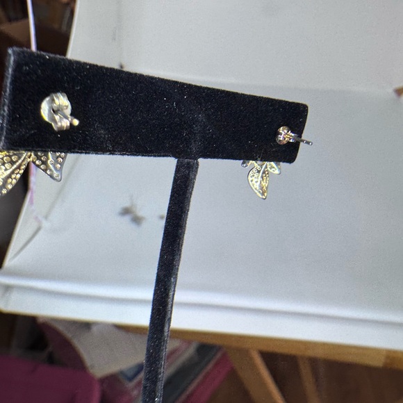 Elegant Gold Leaf Earrings - Picture 4 of 6